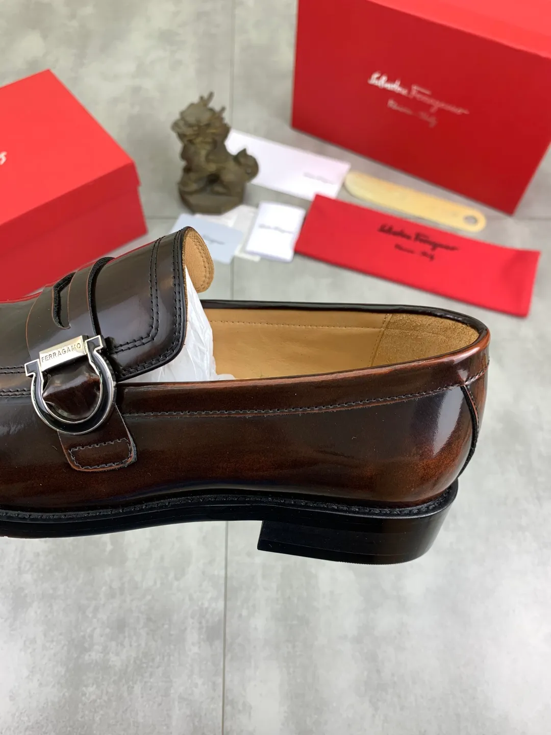 Men's Men's Shoes 💰P562💰[New Style] Water-dyed Niuli 🆘[Salvatore Ferragamo] Ferragamo's latest casual business leather shoes for men! Listed simultaneously! The fabric is made of specially imported original open-edge beaded calfskin, and the interior is made of imported water-dyed cowhide. It is absolutely luxurious and leads the fashion trend. Matching code: 38-44 (45 and 46 can be customized) Black, brown and burgundy colors available